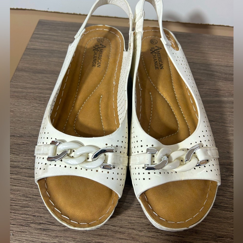 AMERICAN EXCHANGE WHITE SLING BACK SANDALS IN SIZE 8.5